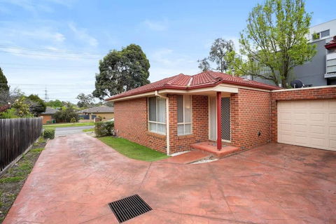 Perfectly Located Townhouse In Heart Of Ringwood - Accommodation QLD 0