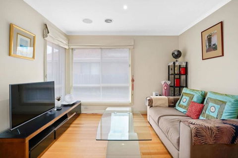 Perfectly Located Townhouse In Heart Of Ringwood - Accommodation QLD 1