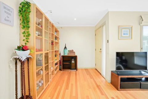 Perfectly Located Townhouse In Heart Of Ringwood - Accommodation QLD 3