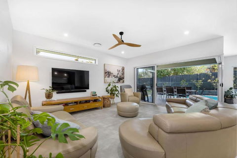 Pet Friendly Holiday Home With Pool On Alex - Accommodation QLD 2