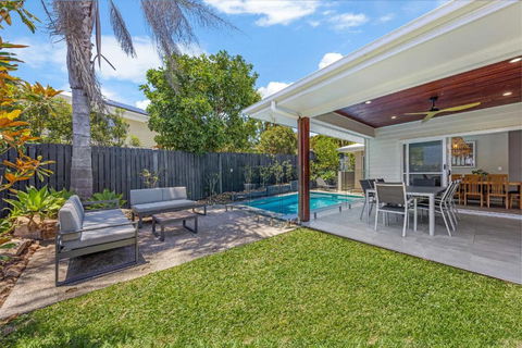 Pet Friendly Holiday Home With Pool On Alex - Accommodation QLD 3