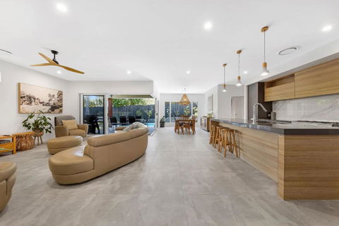 Pet Friendly Holiday Home With Pool On Alex - Accommodation QLD 0