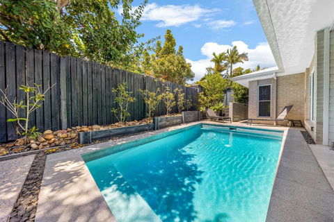 Pet Friendly Holiday Home With Pool On Alex - Accommodation QLD 1