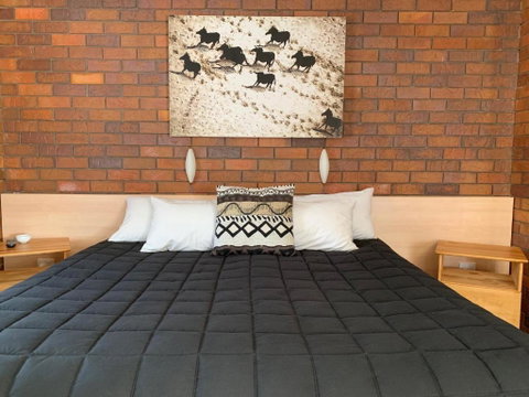 Peter Allen Motor Inn - Accommodation QLD 2