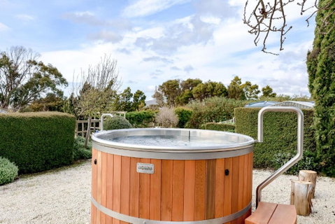 Petite Chateau Waterfront Chateau With Hot Tub - Accommodation QLD 3