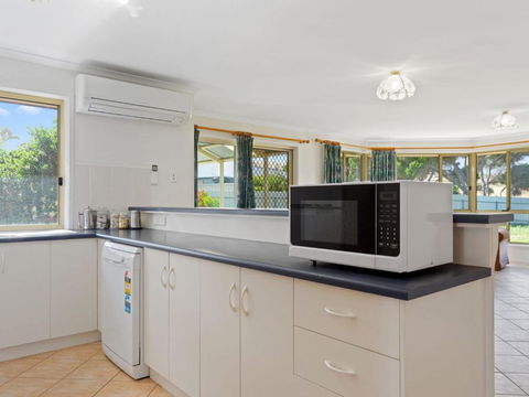 Pets At The Beach 8 Marto Court - Accommodation QLD 3