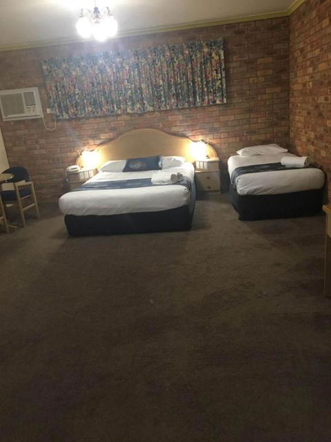 Pines Country Club Motor Inn - Accommodation QLD 3