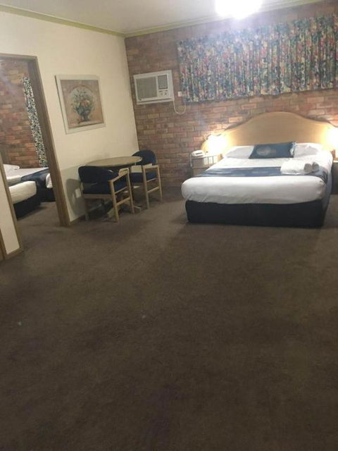 Pines Country Club Motor Inn - Accommodation QLD 2