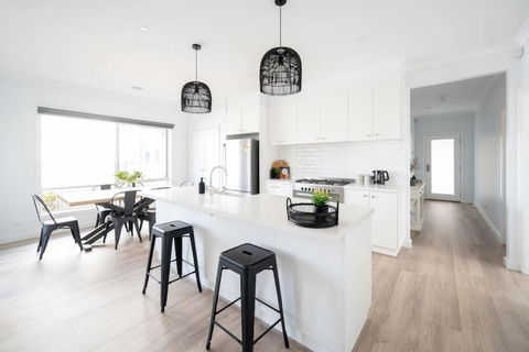 PIPER Modern Home Walk To Beach Shops Parks - Accommodation QLD 0