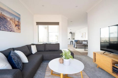 PIPER Modern Home Walk To Beach Shops Parks - Accommodation QLD 2