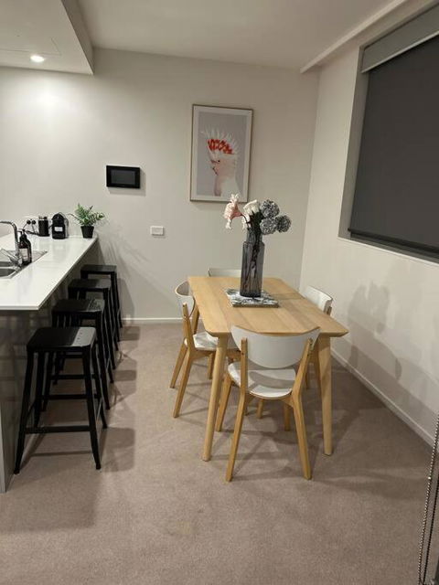 Plush Apartment On Mort - Accommodation QLD 2