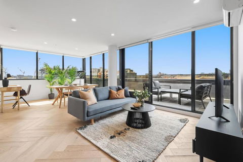 Polished 2-Bed Apartment With Gorgeous City Views - Accommodation QLD 0