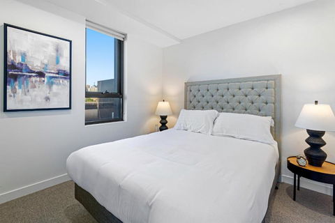 Polished 2-Bed Apartment With Gorgeous City Views - Accommodation QLD 1