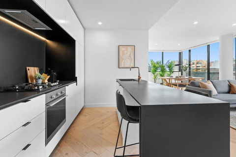 Polished 2-Bed Apartment With Gorgeous City Views - Accommodation QLD 2