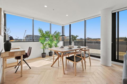 Polished 2-Bed Apartment With Gorgeous City Views - Accommodation QLD 3