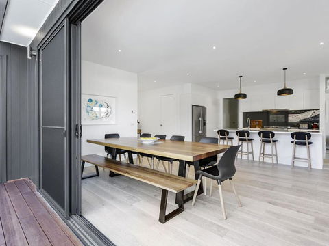 Pool And Spa - 300m Walk To Beach - Accommodation QLD 3