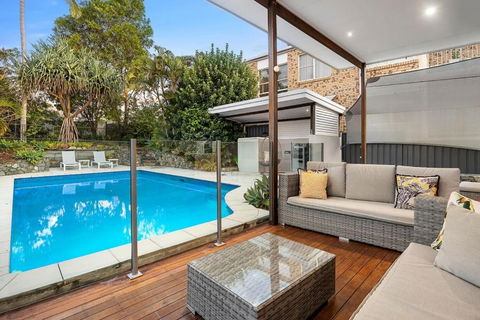 Pool Side Luxury Pet Friendly - Walk To The Beach - Accommodation QLD 1