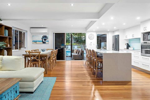 Pool Side Luxury Pet Friendly - Walk To The Beach - Accommodation QLD 2