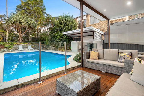Pool Side Luxury Pet Friendly - Walk To The Beach - Accommodation QLD 0