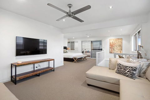 Pool Side Luxury Pet Friendly - Walk To The Beach - Accommodation QLD 3