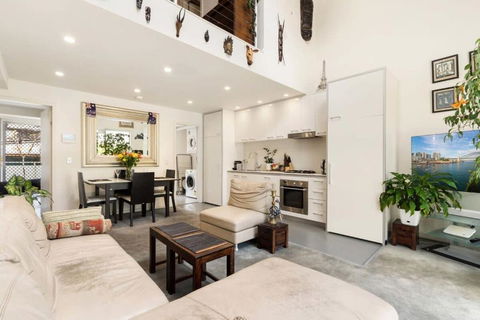 Poolside Apartment Opposite Redfern Park - Accommodation QLD 1