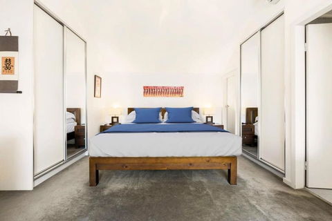 Poolside Apartment Opposite Redfern Park - Accommodation QLD 2