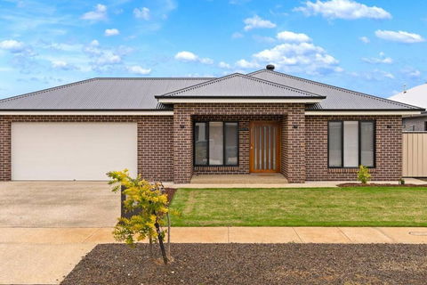 Popular Luxury Villa Kialla Shepparton - Accommodation QLD 0