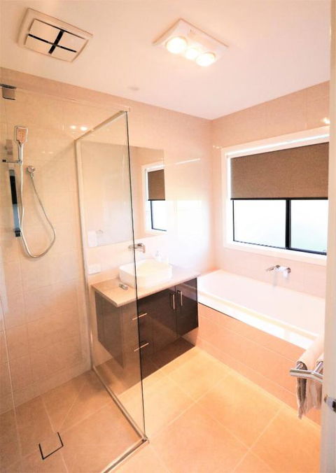 Popular Luxury Villa Kialla Shepparton - Accommodation QLD 2