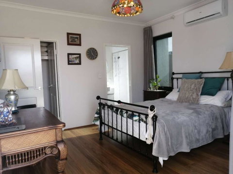 Private & Cosy! Master Bedroom In Perth With Garden View - Accommodation QLD 2