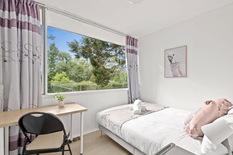 Quaint Queen Room - Central Location At Pymble - Shared Bathroom - Accommodation QLD 0