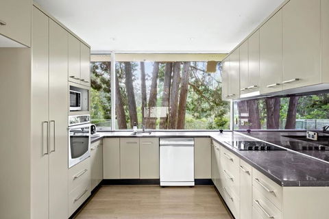 Quaint Queen Room - Central Location At Pymble - Shared Bathroom - Accommodation QLD 2