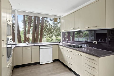 Quaint Queen Room - Central Location At Pymble - Shared Bathroom - Accommodation QLD 3