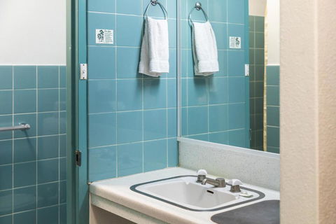 Red Carpet Motel - Accommodation QLD 2