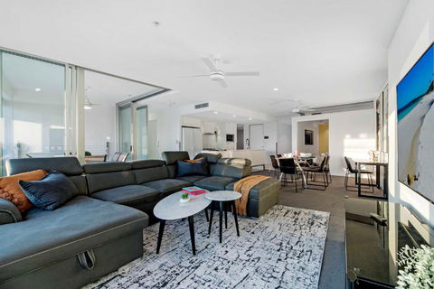 Q Tower Apartments In Surfers Paradise - From Level 3 - Self Contained & Privately Managed - Wow Stay - Accommodation QLD 3