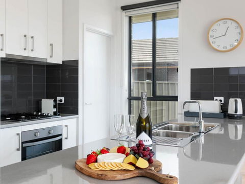 Putters Paradise 25-30 Troon Drive - Accommodation QLD 3