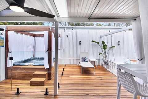 Private Outdoor Spa, Fire Pit - THE RETREAT COOLUM BEACH - Accommodation QLD 1