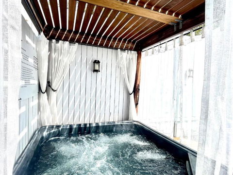 Private Outdoor Spa, Fire Pit - THE RETREAT COOLUM BEACH - Accommodation QLD 3
