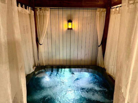 Private Outdoor Spa, Fire Pit - THE RETREAT COOLUM BEACH - Accommodation QLD 0