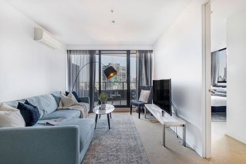 Premium Albert Park Grand Prix Apartment By Ready Set Host - Accommodation QLD 0