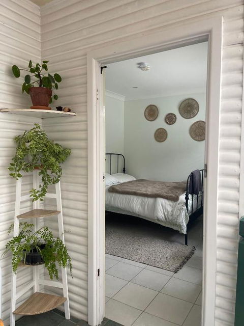 Private Bath Garden View Guest Room Pet Friendly - Accommodation QLD 2