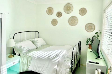 Private Bath Garden View Guest Room Pet Friendly - Accommodation QLD 3
