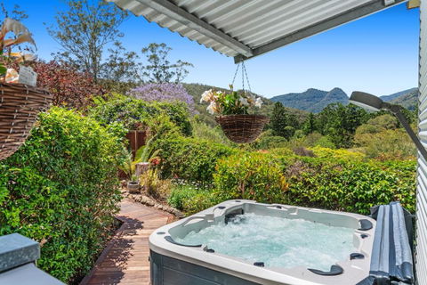 Private Luxury In The Mountains With Running Creek - Accommodation QLD 2