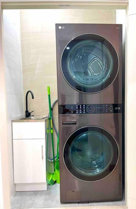 Private, Modern & Luxurious Granny Flat - Accommodation QLD 2