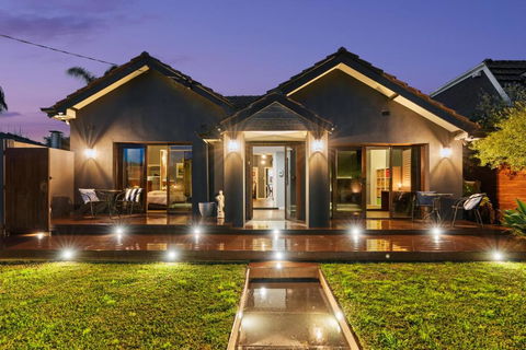 Private, Modern And Warm Family Home - Accommodation QLD 2