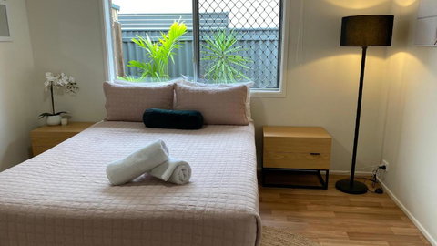 Private Guesthouse - Pet Friendly - Walk To Beach - Accommodation QLD 2