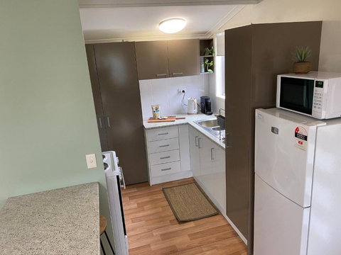 Private Guesthouse - Pet Friendly - Walk To Beach - Accommodation QLD 1