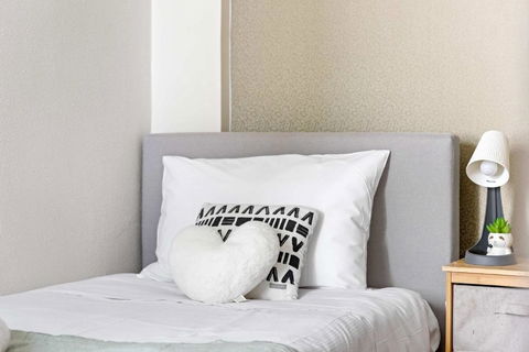 Private Single Room - Conveniently Located At Glebe - Shared Bathroom - Accommodation QLD 1