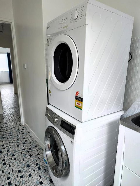 PROMO! Entire 2 Bedroom Unit Near Train Station! Free Parking & Wifi! - Accommodation QLD 0