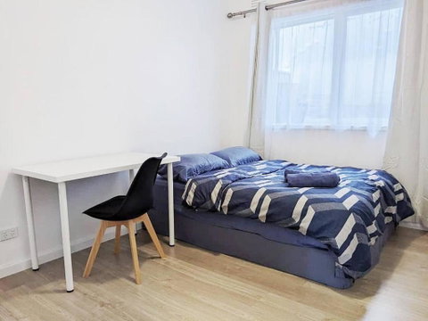 PROMO! Entire 2 Bedroom Unit Near Train Station! Free Parking & Wifi! - Accommodation QLD 1