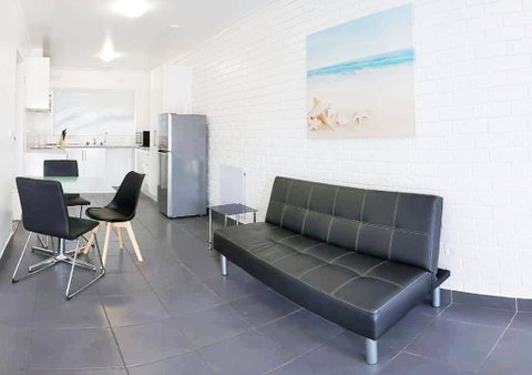 PROMO! Entire 2 Bedroom Unit Near Train Station! Free Parking & Wifi! - Accommodation QLD 2